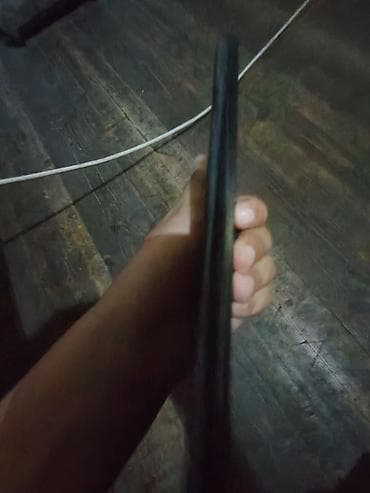 Smartfon – arxa tərəfində dördqat kamera modulu və LED flaşlı model
