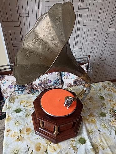 retro gramofon: Antik üslublu qrammofon - Korpus: çoxbucaqlı formaya malik massiv — 4