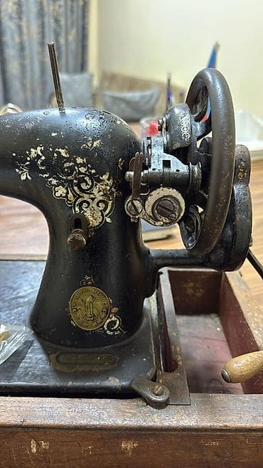 CD, DVD disklər və kassetlər: Antik mexaniki tikiş maşını – əl ilə fırladılan (kranklı) model — 1