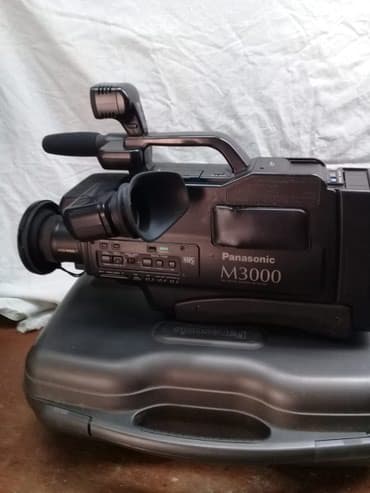 canon 1300d qiymeti: Kamera. Saqlam professional kameradir. Operatorlar bilir. Ne sualiniz — 1