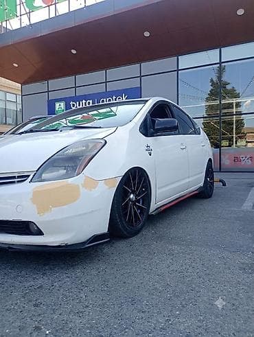 prius güzgüsü: Toyota Prius hatchback – modifikasiya edilmiş şəhər avtomobili - — 1