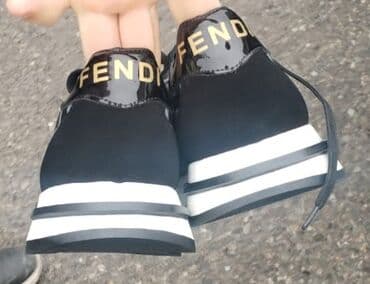 krasofka qiz ucun: Kişi krossovkası. 40 razmerdi. yenidir. Baha qiymətə alinib. Ucuz — 2