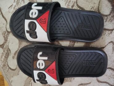 kişi üçün yun şap şaplar: JEEP loqosu ilə bəzədilmiş qara rəngli uniseks slaydlar. Ağ və qırmızı — 1