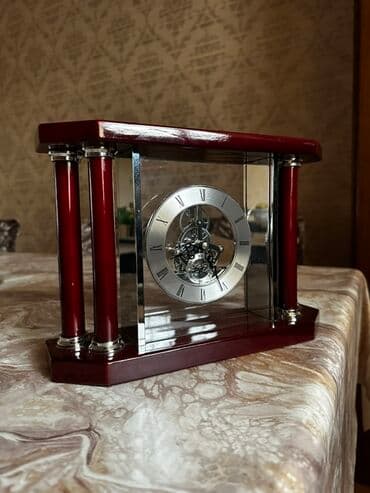 gəncə saat: Şəffaf şüşəli mexaniki masa saatı. Saatın mexanizmi və rəqəmləri — 1