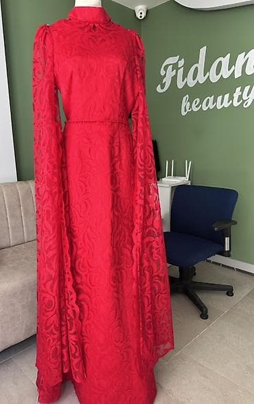 Qırmızı uzun ziyafət/libas - Model: Maxi uzunluqda, qapalı yaxa, bel