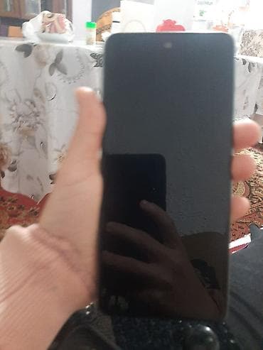 Smartfon - Tam ekranlı, ön hissədə mərkəzə yaxın ön kamera üçün