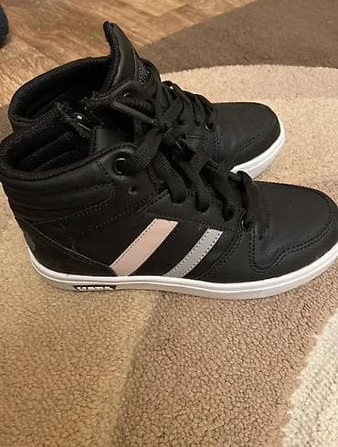 Uşaq ayaqqabısı 20 manat Yenidir bir dəfə geyinilib. Trendyoldan
