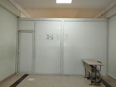 iwlenmiw qapi: Ağ rəngli alüminium-profil arakəsmə sistemi və qapı - Material — 2