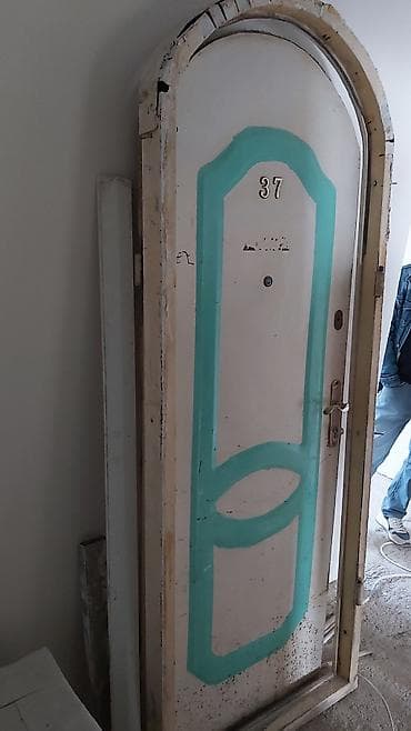 Dairəvi üst hissəli giriş qapısı (nömrə “37” olan). Xüsusiyyətlər: -