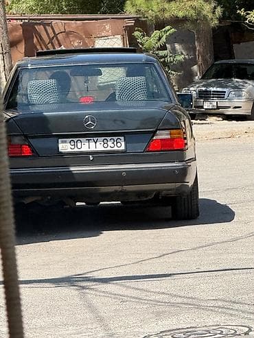 Mercedes-Benz W124: 2.5 l | 1993 il Sedan