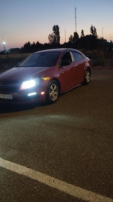 panel vurmaq: Chevrolet Cruze sedan – qırmızı rəng, 4 qapılı, ön ötürücülü. Gecə — 2