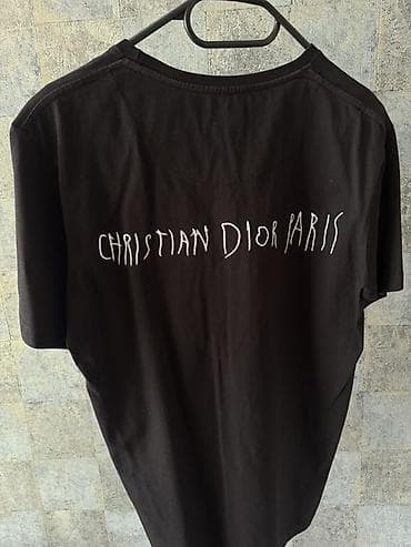 Digər: Qara T‑shirt – “Dior” yazılı

2 defe geyinilib. Razmer M — 2