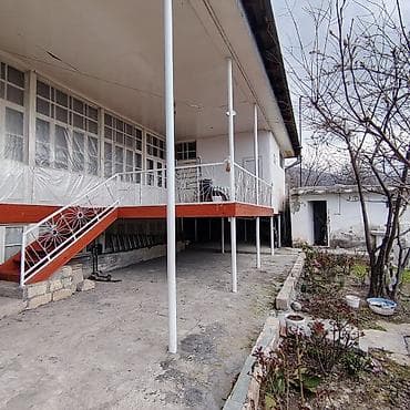 Satılır: həyət evi - Geniş həyətli, bir mərtəbəli ev. Evin önündə