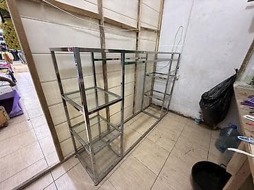 kitab refi modelleri: Mağaza vitrin rəfi – paslanmayan metal karkas və şüşə polkalar - — 3