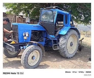 Mavi rəngli Belarus tipli təkərli traktor Texniki xüsusiyyətlər və