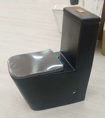 Qara rəngli, müasir dizaynlı unitaz. Yığcam forması sayəsində