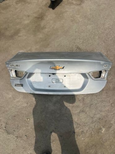 белый стол на кухню: Ağ rəngli Chevrolet avtomobilin arxa bamperi və sol arxa qapısı. Bu — 3