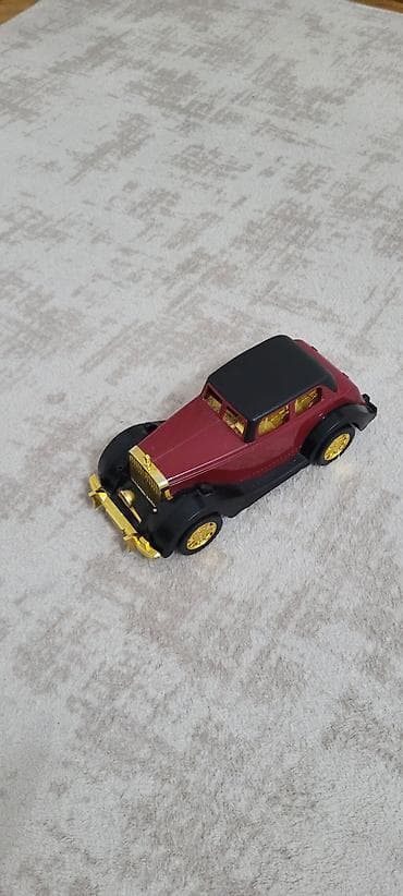 4 man Retro üslubda oyuncaq avtomobil maketi - Korpus: tünd qırmızı — 9