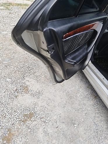 on lip: Mercedes-Benz 240: 2.4 l | 1998 il — 2