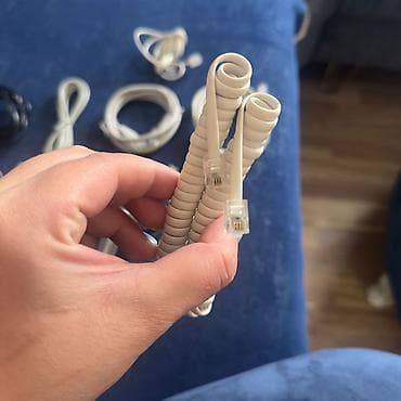 simsiz internet modemleri: İnternet və telefon bağlantısı üçün müxtəlif kabel dəsti. Tərkib: - — 5