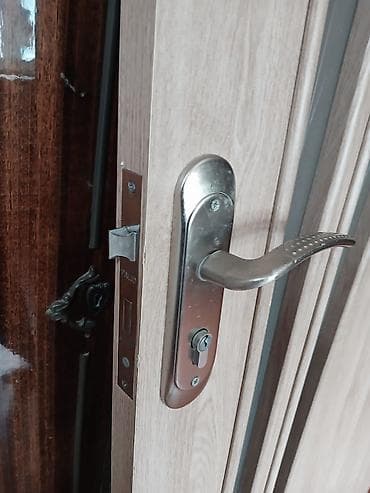 2 Ədəd Qapı . Biri 35 Manat. Ölçü 80/200 çərcivə zamok var. Ünvan