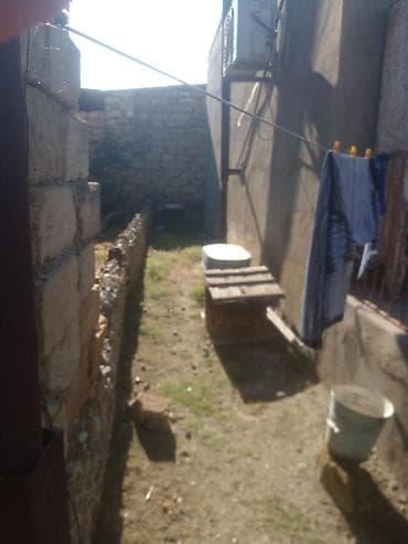 Дома: Sumqayıt şəhərinin Corat qəsəbəsində, dəniz sahilinə yaxın, 4 nömrəli — 8