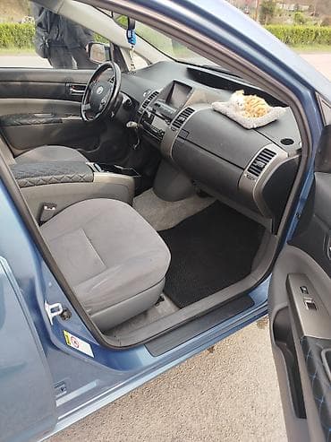 ilkin odənişsiz avtomobil: Toyota Prius, mavi rəng, 5 qapılı hatchback, hibrid. - Yüngül lehimli — 8
