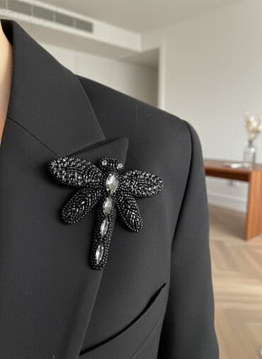 xari bulbul sancaq: Əl işidi. Təzədi.Qara rəngdə, boncuqlarla bəzədilmiş buqələmun formalı — 1