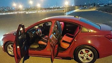 panel vurmaq: Chevrolet Cruze sedan – qırmızı rəng, 4 qapılı, ön ötürücülü. Gecə — 3
