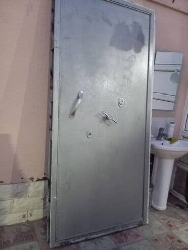 qapılar qiymətləri: Qapı seyf Möhkəm keyfiyyətli qapılar. 8 ədəd var Munasib qiymete hamsı — 7
