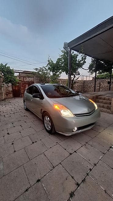 sam diskiler: Toyota Prius (2-ci nəsil) hibrid hetçbek Polnu Full maşındı. SAAT — 2