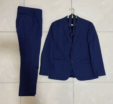 Klassik kişi kostyumu – jaket və şalvardan ibarət iki hissəli dəst. -