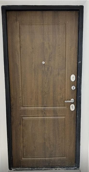 qapi kilidi: Möhkəm giriş qapısı – taxta teksturalı dekor və qara metal karkas — 1