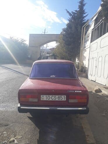 ваза напольная стеклянная высокая без узора: Lada 2107 sedan – klassik VAZ modeli - Kuzov: 4 qapılı sedan, qırmızı — 2