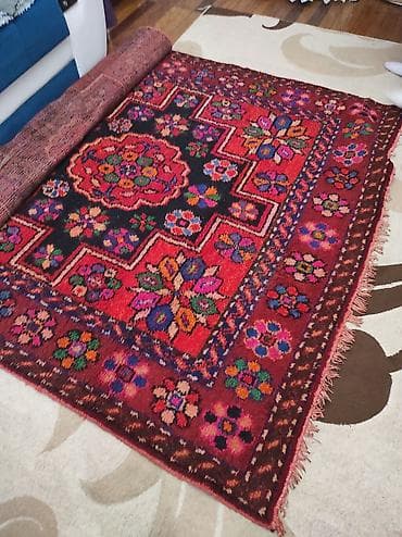 Əl toxuması xalça - Naxış: Mərkəzdə medalyon kompozisiyası, künclərdə