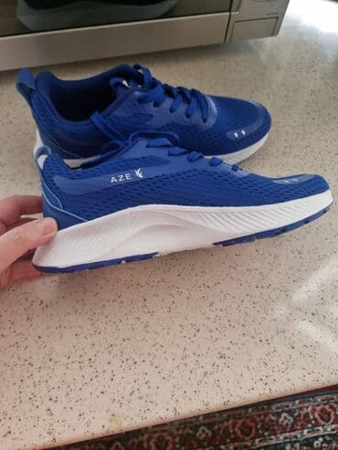 nişan xonçaları bəzədilməsi: Mavi idman ayaqqabısı - Brend işarəsi: “AZE” yazısı və loqo - Rəng — 2