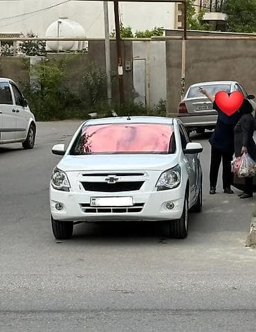 chevrolet cobalt: Chevrolet Cobalt sedan – ağ rəng, 4 qapı, şəhər və tras üçün qənaətcil — 4