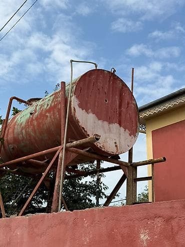 Baklar və çənlər: Metall su/yanacaq çəni və möhkəm metal dayaq konstruksiyası - Üst — 4