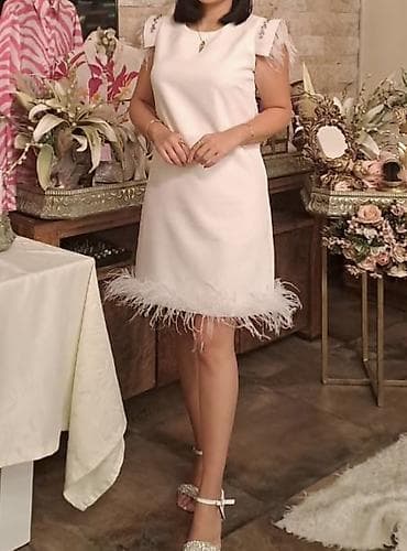 be: Ağ rəngdə, dizə qədər olan zərif qadın donu. Sadə, düz kəsimlə — 1