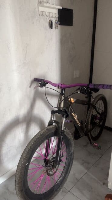 купить горный велосипед недорого: Bu dağ velosipedi qara rəngdə çərçivəyə və bənövşəyi detallara — 5
