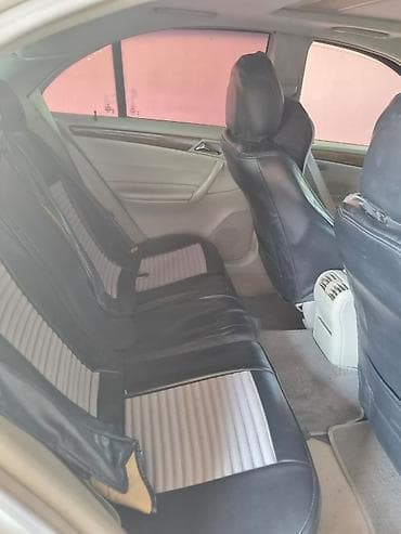 e 3 2: Mercedes-Benz C 230: 2.5 l | 2006 il Sedan — 8