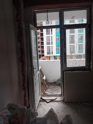 Qapı pencere birlikde, qapı en 80 sm, hündürlüyü 2.65 sm. Və pəncərə — 1