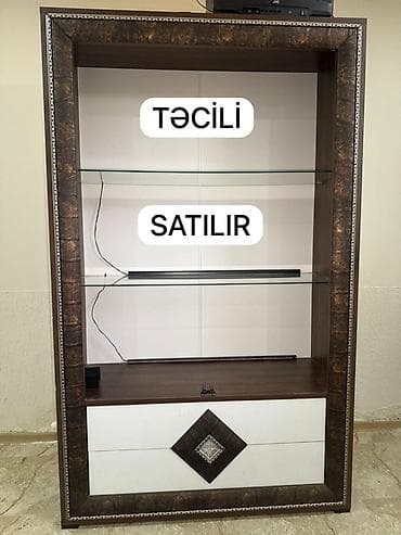 hamam ucun asma tavan: Düz TV altlığı, Polkalı, Şüşəli — 1