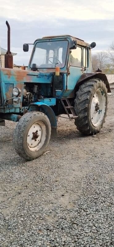 t 25 traktor: Traktor MTZ (Belarus) tipli, kabinəli, arxa iri protektor təkərlərlə — 2