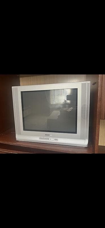 Klassik kineskop televizor – gümüşü korpus, ön paneldə inteqrə olunmuş