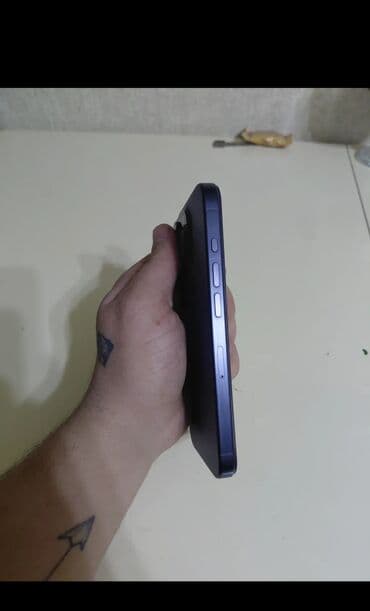 Poco: IPhone 15 Pro Max, Deep Purple, Face ID — 3