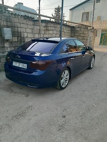 baqaj örtüyü: Chevrolet Cruze sedan – mavi rəng, 4 qapı, geniş salon və rahat yürüş — 1