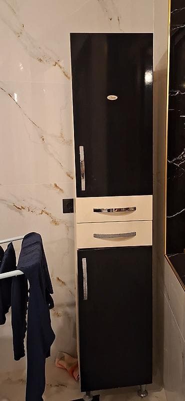 qara bazar: Qara-ağ rəngdə, parlaq ön panellərə malik vanna otağı dolabı. Üst və — 1