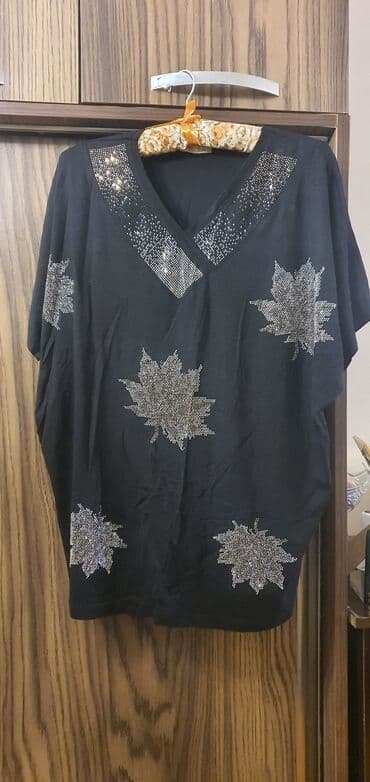 женские леопардовые лосины: Qara rəngdə, V-yaxa və yarpaq naxışlı qadın bluzası. Bluzanın ön — 2