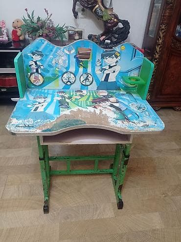 Ben 10 dizaynlı uşaq yazı masası. Masa rəngarəng Ben 10 personaj — 3